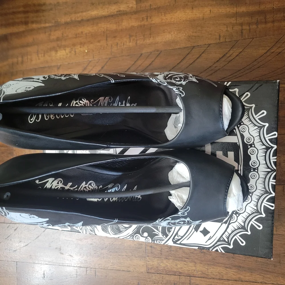 Metal Mulisha Black and Pink Heels with Striking Design - Picture 3 of 7